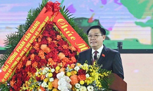 Chủ tịch Quốc hội dự và phát biểu tại Lễ kỷ niệm 60 năm ngày Bác Hồ về thăm tỉnh Thái Nguyên. Ảnh: Lê Tuyết.