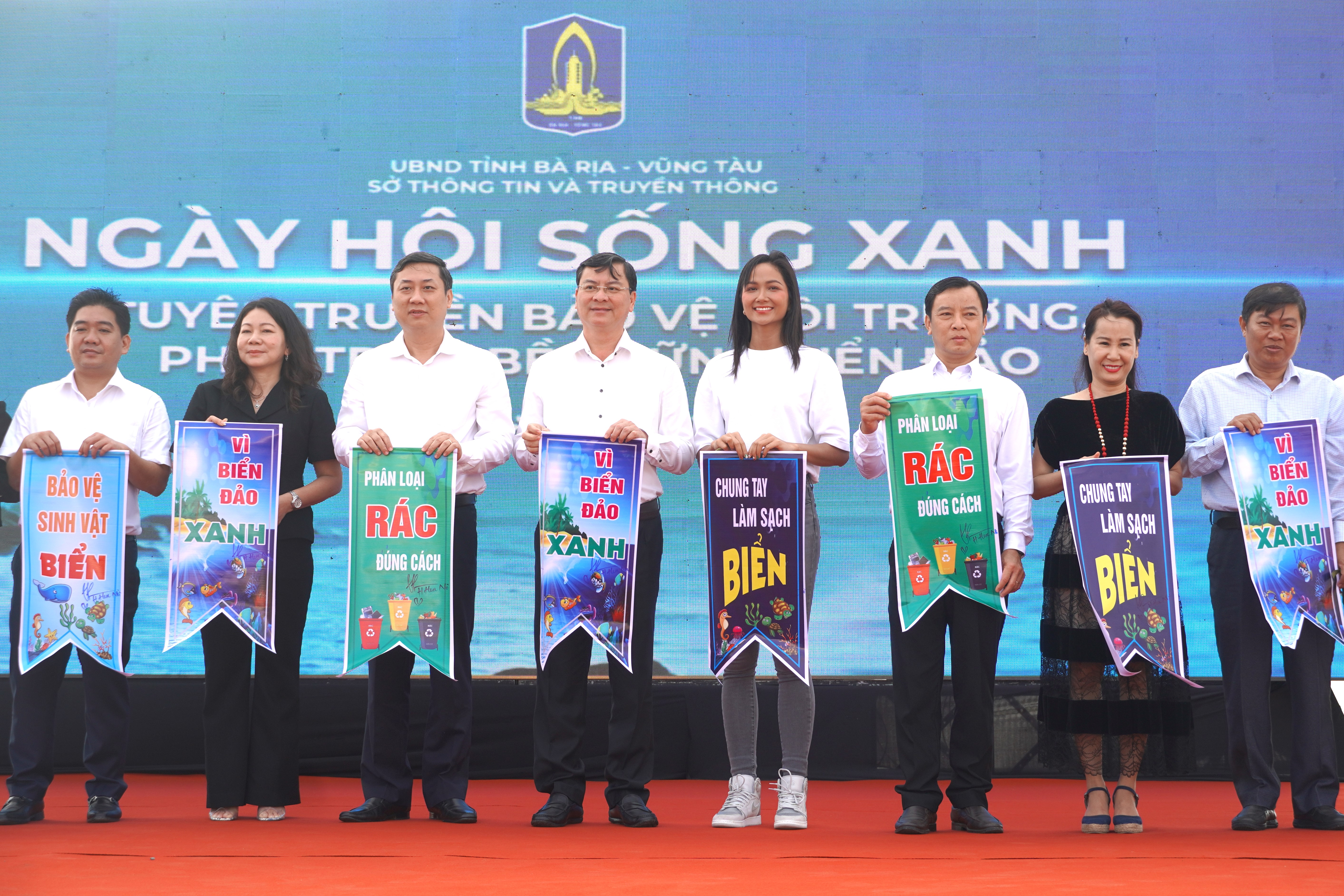 Lãnh đạo tỉnh, địa phương cùng hoa hậu H'Hen Niê, nhạc sĩ Giáng Son cùng tham gia phát động, tuyên truyền bảo vệ môi trường. Ảnh: Thành An