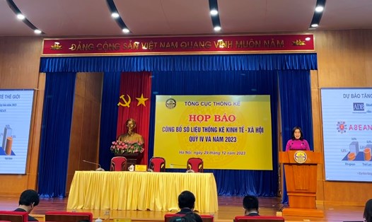 Tổng cục trưởng Tổng cục Thống kê Nguyễn Thị Hương phát biểu tại họp báo. Ảnh: Đức Mạnh 