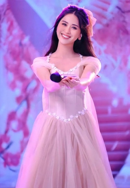 Ca sĩ Jee Trần nhận được những lời khen tích cực từ hội đồng giám khảo khi tham gia 'Đấu trường ngôi sao'.  