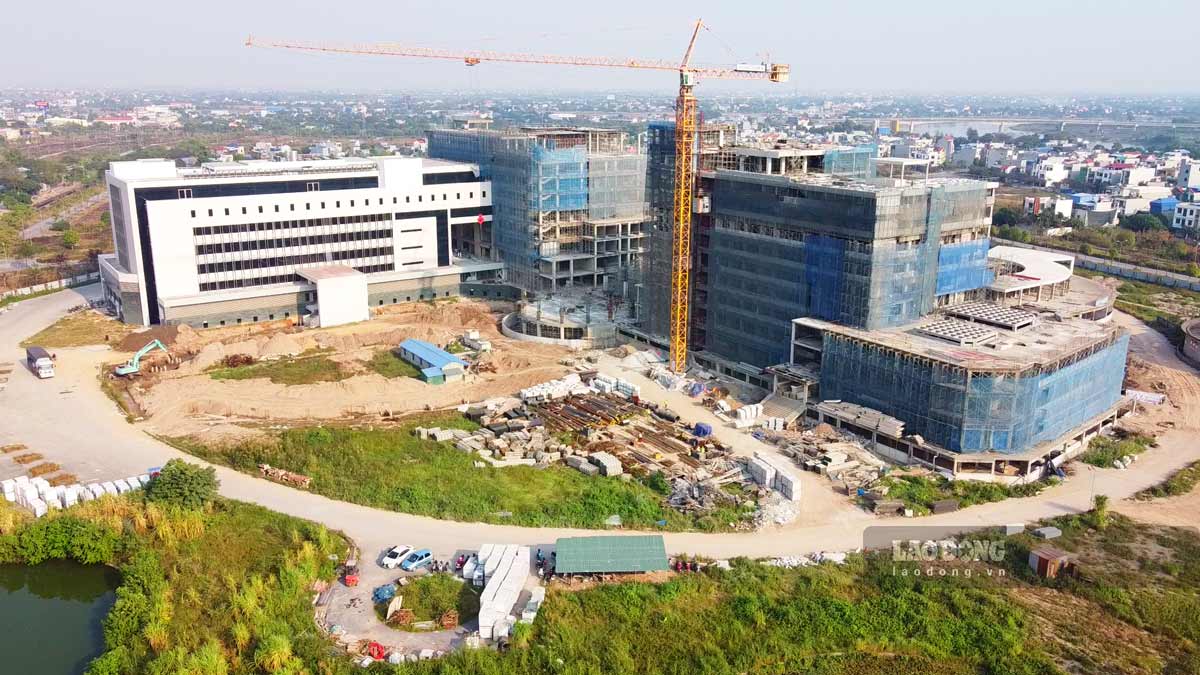Dự án đầu tư xây dựng Bệnh viện Đa khoa tỉnh Nam Định, trước đây là Dự án đầu tư xây dựng Bệnh viện Đa khoa cấp vùng quy mô 700 giường được Thủ tướng Chính phủ cho phép đầu tư tại các văn bản số 1594/CP-VX ngày 25.10.2004 và văn bản số 27/TTg-VX ngày 6.1.2006. Thế nhưng, vì nhiều lý do khác nhau, dự án đã tạm dừng thực hiện từ năm 2012 khi đã xây dựng hoàn thành cơ bản phần kết cấu công trình chính và một số hạng mục phụ trợ.