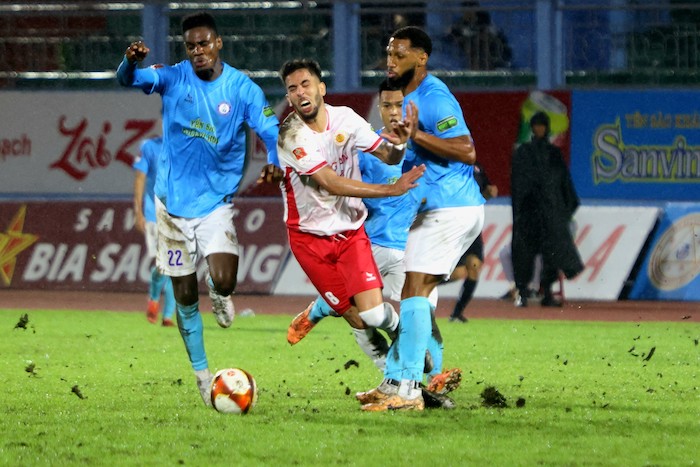 Sân 19 tháng 8 bong tróc cỏ trong trận đấu giữa Khánh Hoà và Công an Hà Nội. Ảnh: VPF