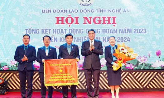 Ông Hoàng Nghĩa Hiếu – Phó Bí thư tỉnh ủy Nghệ An tặng cờ thi đua của UBND tỉnh năm 2022 cho Liên đoàn Lao động tỉnh Nghệ An. Ảnh: Quỳnh Trang