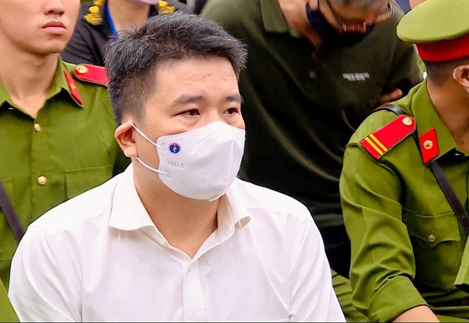 Ông Trần Văn Tân bị tuyên án 5 năm tù vì tội nhận hối lộ trong vụ án chuyến bay giải cứu sau phiên tòa phúc thẩm. Ảnh Nam Hùng 