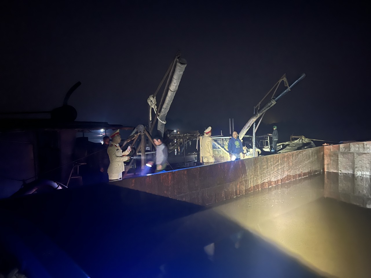 Tổ công tác Đội cảnh sát đường thuỷ số 2 (Phòng CSGT, Công an TP Hà Nội) bắt tàu hút cát tại địa bàn giáp ranh. Ảnh: CACC