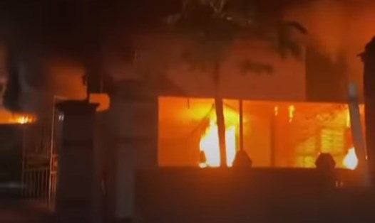 Lửa bốc cháy tại xưởng sản xuất đồ gỗ ở xóm 6, xã Cồn Thoi, huyện Kim Sơn, Ninh Bình. Ảnh: Diệu Anh