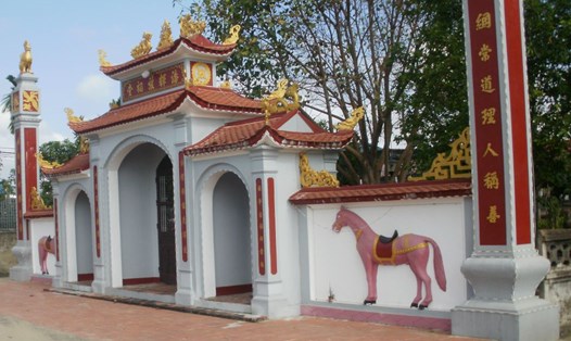 Tam quan nhà thờ họ Phan Huy ở thôn Thanh Tân, xã Thạch Châu, huyện Lộc Hà, tỉnh Hà Tĩnh.