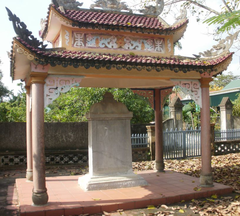 Văn bia Hậu thần 2 dựng ở khu dân cư họ Phan, có tuổi thọ 290 năm.