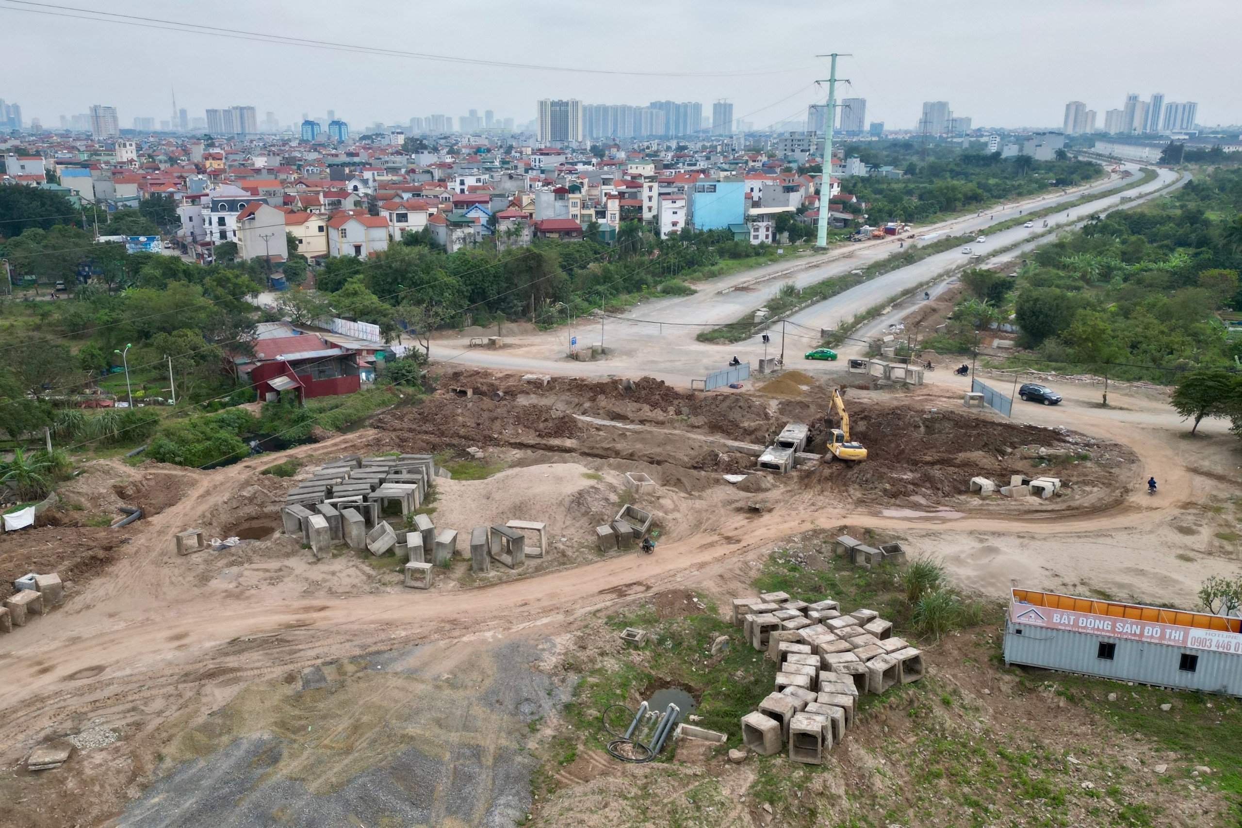 Nút giao Vành đai 3,5 với DT422B (xã Vân Canh, Hoài Đức) ngổn ngang máy móc, vật liệu xây dựng. Ảnh: Hữu Chánh