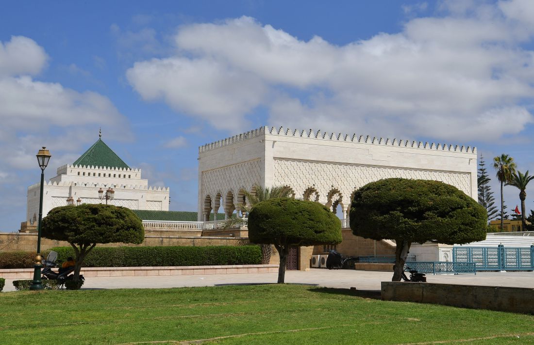 Thảm cỏ và cây trồng xanh ngắt trước lối vào Lăng mộ vua Mohammed V.