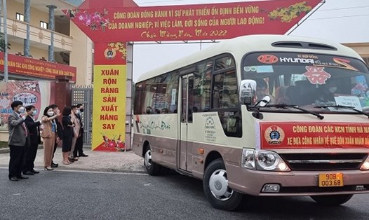 Công đoàn tổ chức xe đưa công nhân về quê ăn Tết. Ảnh: LĐLĐ Hà Nam