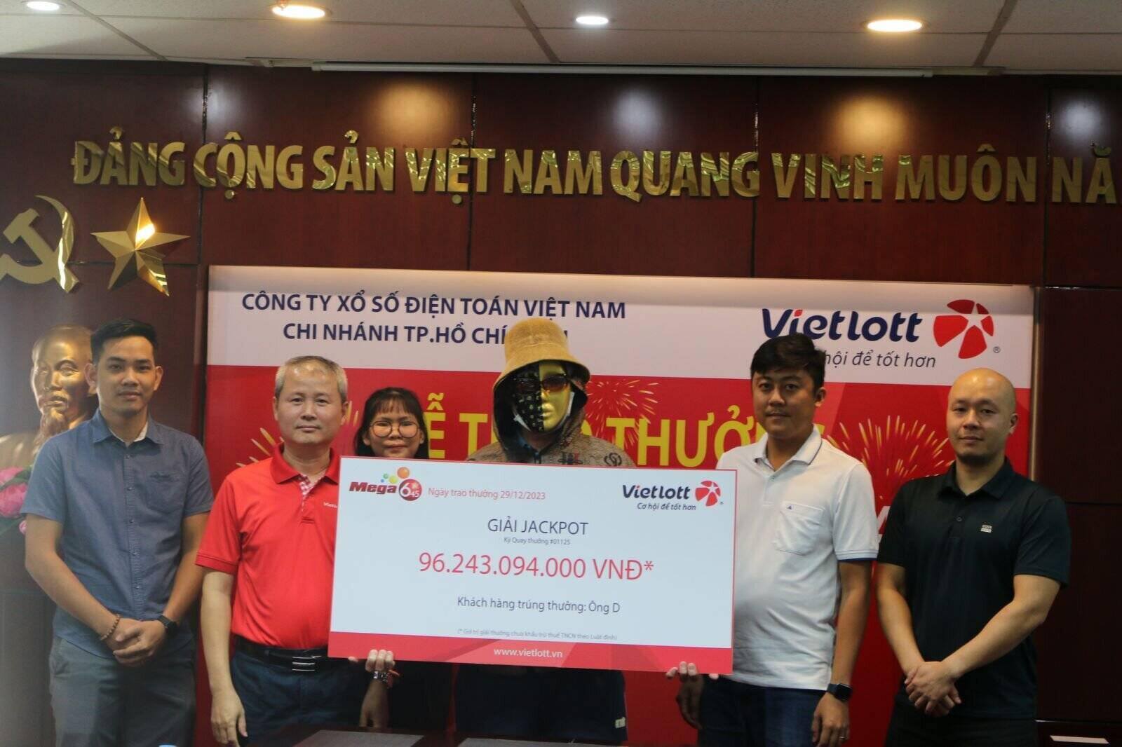 Ông D. được trao thưởng trong ngày 29.12. Ảnh: Vietlott