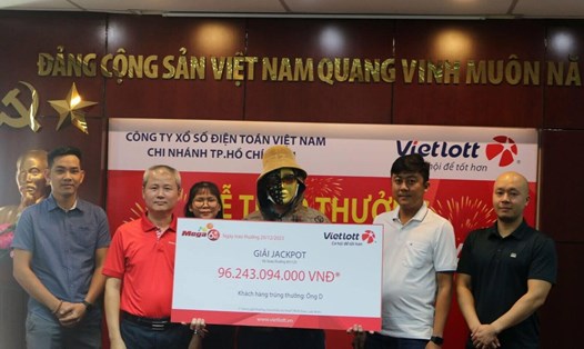 Ông D. được trao thưởng trong ngày 29.12. Ảnh: Vietlott