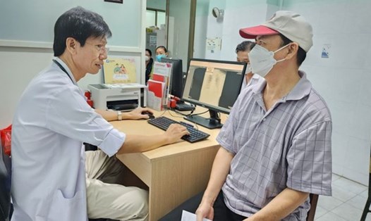 Bệnh nhân khám bệnh với hồ sơ bệnh án cập nhật trên hệ thống ở Bệnh viện Nguyễn Tri Phương. Ảnh: Nguyễn Ly