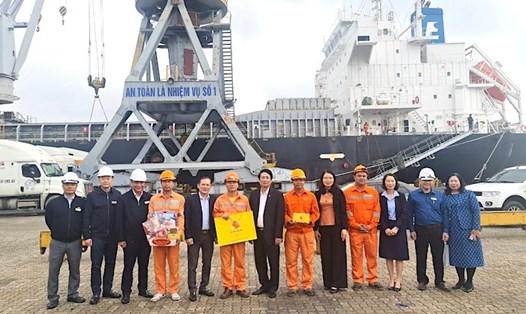 Lãnh đạo Công đoàn Tổng Công ty Hàng hải Việt Nam tặng quà người lao động. Ảnh: Linh Chu