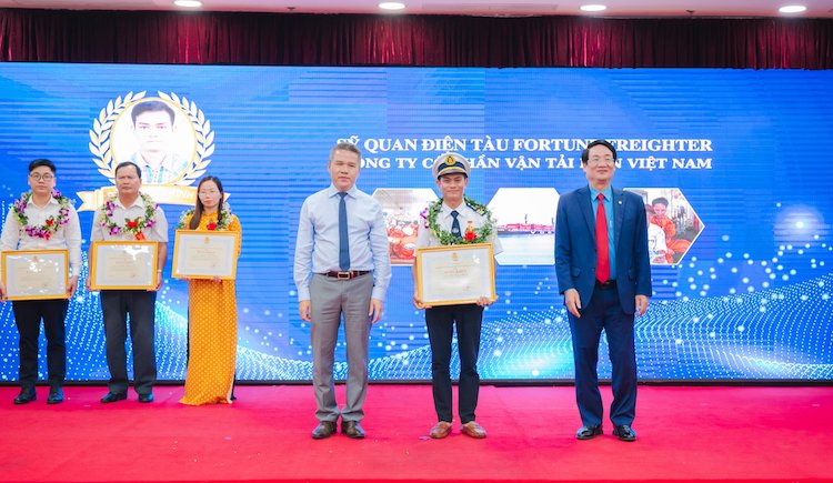 Lãnh đạo và Công đoàn Tổng Công ty Hàng hải Việt Nam trao thưởng cho sỹ quan thuyền viên tiêu biểu xuất sắc năm 2023. Ảnh: Linh Chu