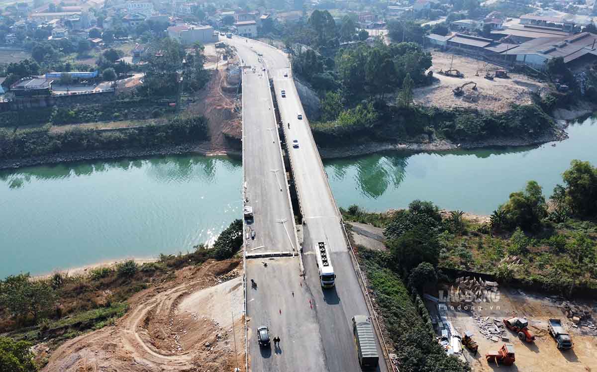 Cầu Đoan Hùng mới, sẽ thông xe dịp Tết Dương lịch 2024, đây là cây cầu huyết mạch trên tuyến Quốc lộ 2 đi các tỉnh Tuyên Quang, Hà Giang. Ảnh: Nguyễn Tùng.