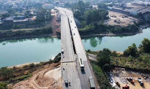 Cầu Đoan Hùng mới, sẽ thông xe dịp Tết Dương lịch 2024, đây là cây cầu huyết mạch trên tuyến Quốc lộ 2 đi các tỉnh Tuyên Quang, Hà Giang. Ảnh: Nguyễn Tùng.