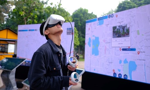 Trải nghiệm thực tế tham quan các địa chỉ đỏ Hà Nội qua thực tế ảo. Ảnh: Huy Hùng