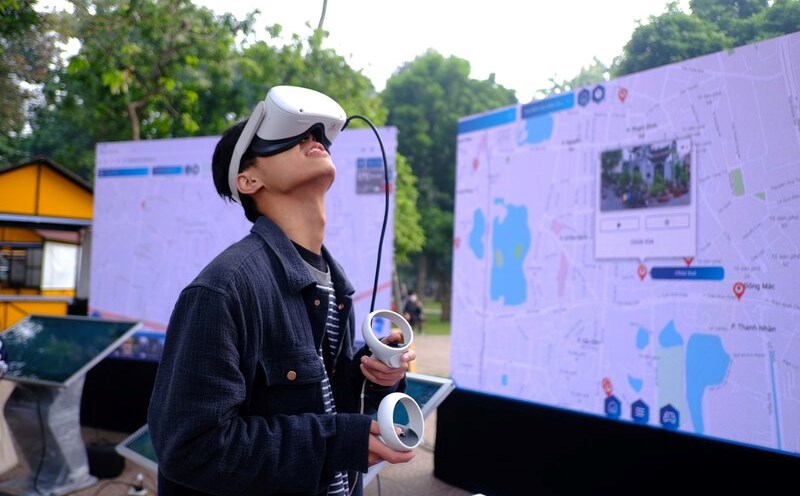 Trải nghiệm thực tế tham quan các địa chỉ đỏ Hà Nội qua thực tế ảo. Ảnh: Huy Hùng