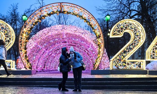 Trang hoàng đón năm mới 2024 ở trung tâm Mátxcơva. Ảnh: AFP