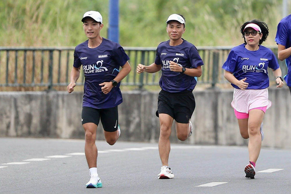 Nhà vô địch SEA Games 31 Hoàng Nguyên Thanh (trái) sẽ tranh tài tại Run To Live 2024. Ảnh: Anh Cường