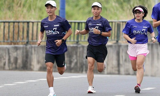 Nhà vô địch SEA Games 31 Hoàng Nguyên Thanh (trái) sẽ tranh tài tại Run To Live 2024. Ảnh: Anh Cường