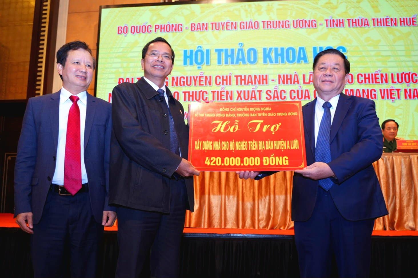 Đồng chí Nguyễn Trọng Nghĩa trao hỗ trợ 420 triệu đồng xây dựng nhà cho hộ nghèo trên địa bàn huyện A Lưới. Ảnh: Quốc Cường.