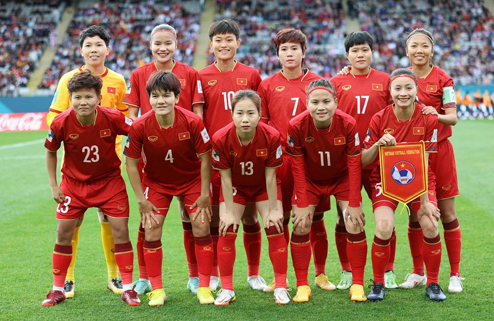 Dù không thể tạo nên bất ngờ khi thua cả 3 trận trước Mỹ, Bồ Đào Nha và Hà Lan tại vòng bảng nhưng các cô gái của chúng ta đã để lại dấu ấn đậm nét về một tinh thần Việt Nam không bao giờ từ bỏ trước khó khăn, thử thách, luôn ra sân thi đấu hết mình vì màu cờ sắc áo và người hâm mộ. Ảnh: BTC