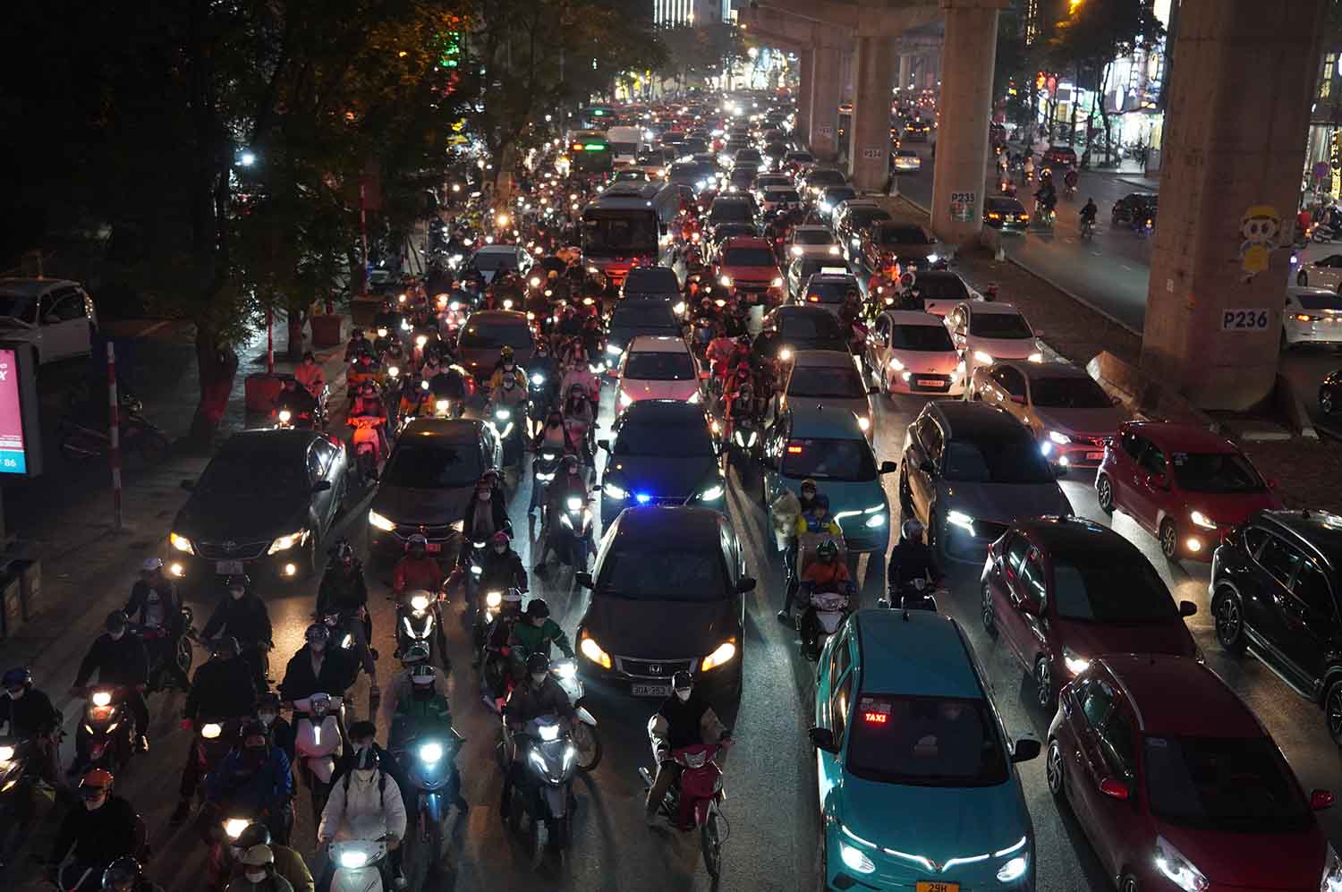 Ùn tắc kéo dài trên đường Hồ Tùng Mậu (Hà Nội) hướng về nút giao Mai Dịch. Ảnh: Hữu Chánh