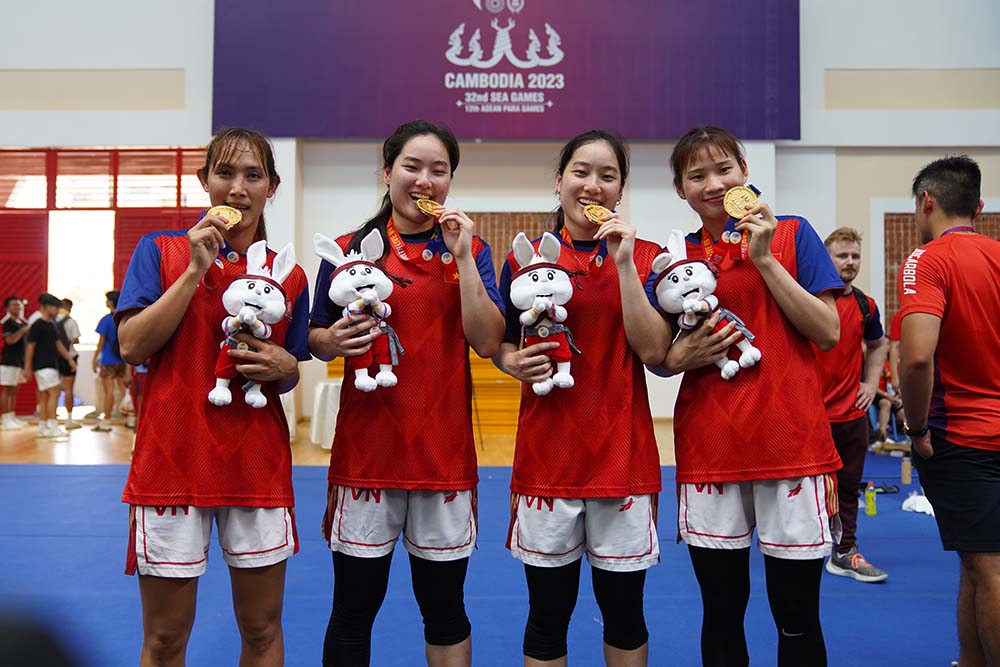 Huỳnh Thị Ngoan (bìa trái) và tuyển nữ 3x3 giành huy chương vàng SEA Games 32. Ảnh: VBA