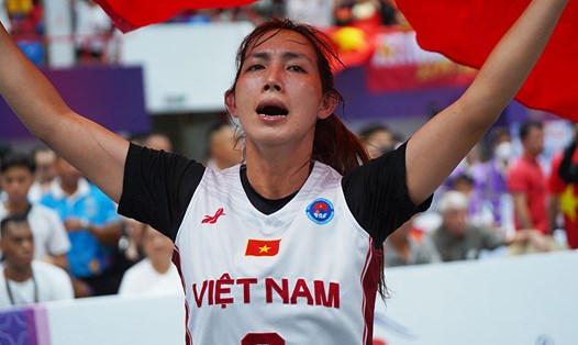 Huỳnh Thị Ngoan ăn mừng huy chương vàng SEA Games. Ảnh: VBA