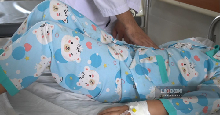 Học sinh ở TP Rạch Giá bị ngộ độc thực phẩm sau bữa ăn bán trú ở trường nhập viện cấp cứu vào tháng 11.2023 vừa qua. Ảnh: Nguyên Anh