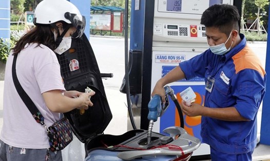 Quy định mới về mức thuế bảo vệ môi trường đối với xăng dầu, mỡ nhờn năm 2024. Ảnh: Hải Nguyễn