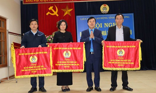 Liên đoàn Lao động tỉnh Hải Dương tặng cờ thi đua các tập thể có thành tích xuất sắc phong trào CNVCLĐ và hoạt động công đoàn 2023. Ảnh: Diệu Thuý