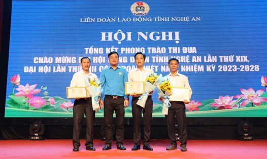 Chủ tịch Công đoàn Công Thương Nghệ An trao tặng giải thưởng Nguyễn Đức Cảnh cho công nhân lao động. Ảnh: Quỳnh Trang
