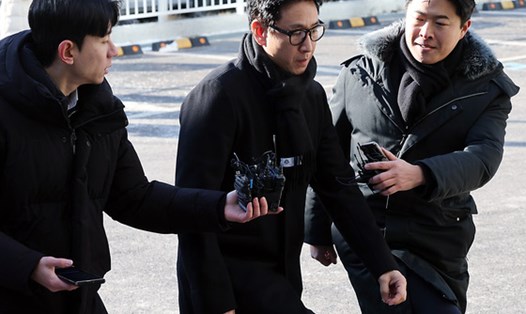 Lee Sun Kyun được truyền thông săn đón trong mỗi buổi thẩm vấn ở cơ quan cảnh sát. Ảnh: News1
