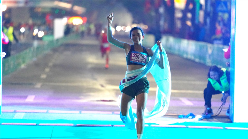 Nguyễn Thị Oanh thống trị đường chạy marathon 2023. Ảnh: Hoàng Anh