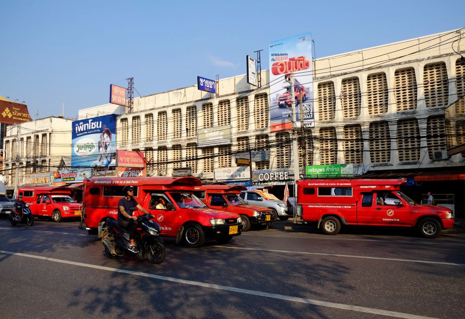 Những chiếc songthaew sơn đỏ rực rỡ trên đường phố Chiang Mai.