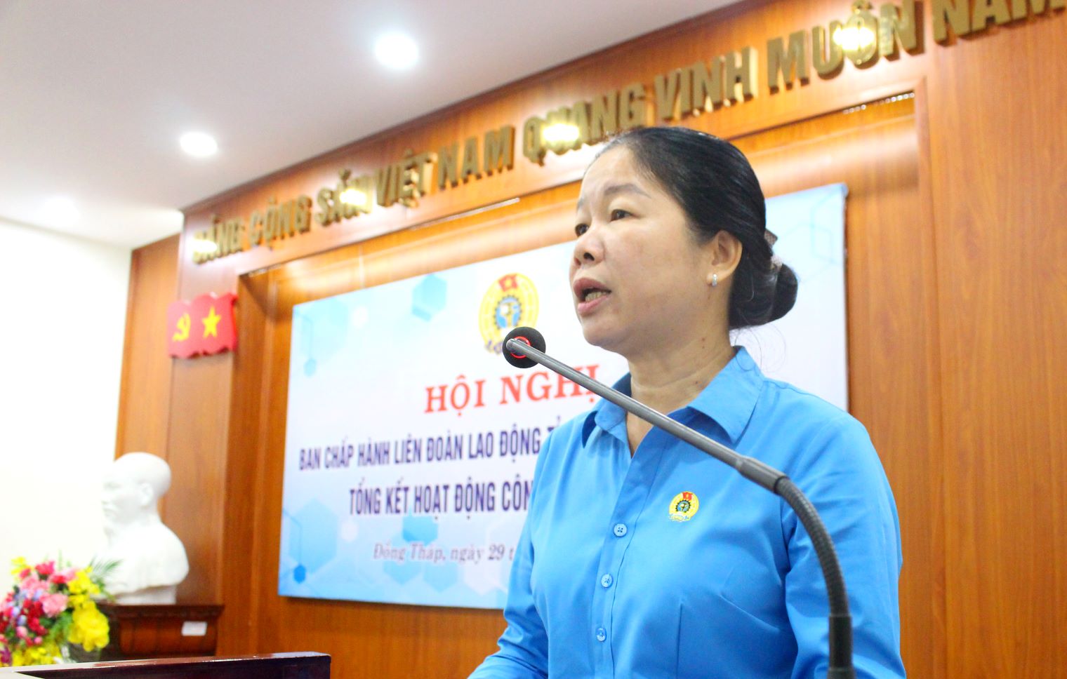 Chủ tịch LĐLĐ tỉnh Đồng Tháp Huỳnh Thị Tuyết Vui yêu cầu các cấp Công đoàn huy động mọi nguồn lực, tổ chức tốt chăm lo Tết cho đoàn viên, người lao động. Ảnh: Lâm Điền