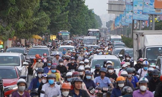 Xe cộ ùn tắc trên đường Cộng Hòa gần sân bay Tân Sơn Nhất. Ảnh: Minh Quân
