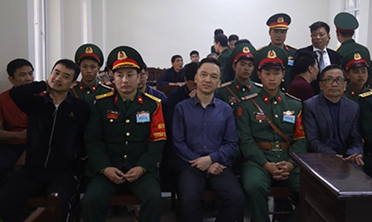 Phan Quốc Việt (ngoài cùng bên trái) - Tổng Giám đốc Công ty Việt Á tại buổi chiều 29.12. Ảnh: Quang Việt