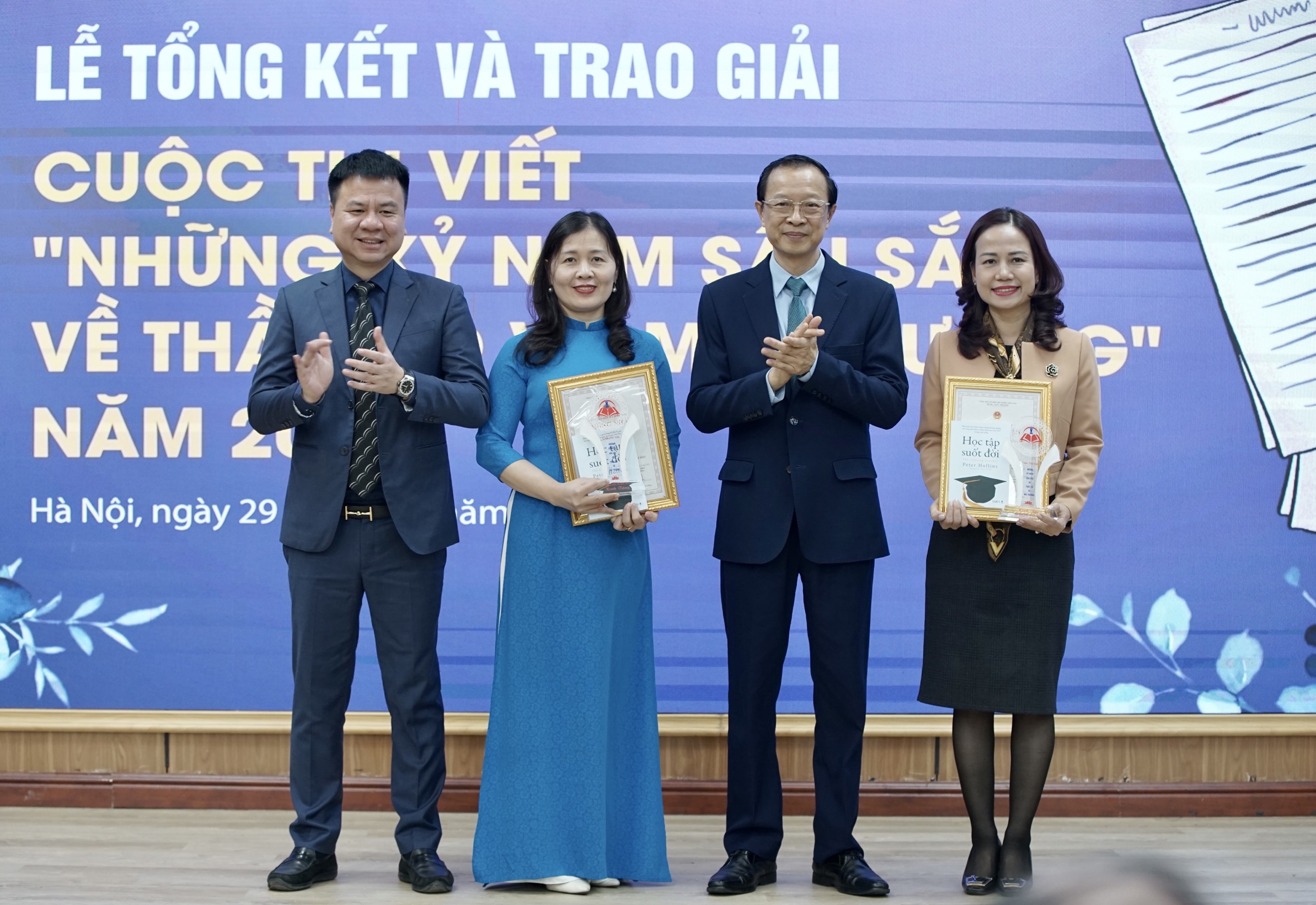 Ông Phạm Ngọc Thưởng - Thứ trưởng Bộ GDĐT trao giải tập thể cho đơn vị có số lượng bài dự thi đông và đạt chất lượng tốt. Ảnh: BTC
