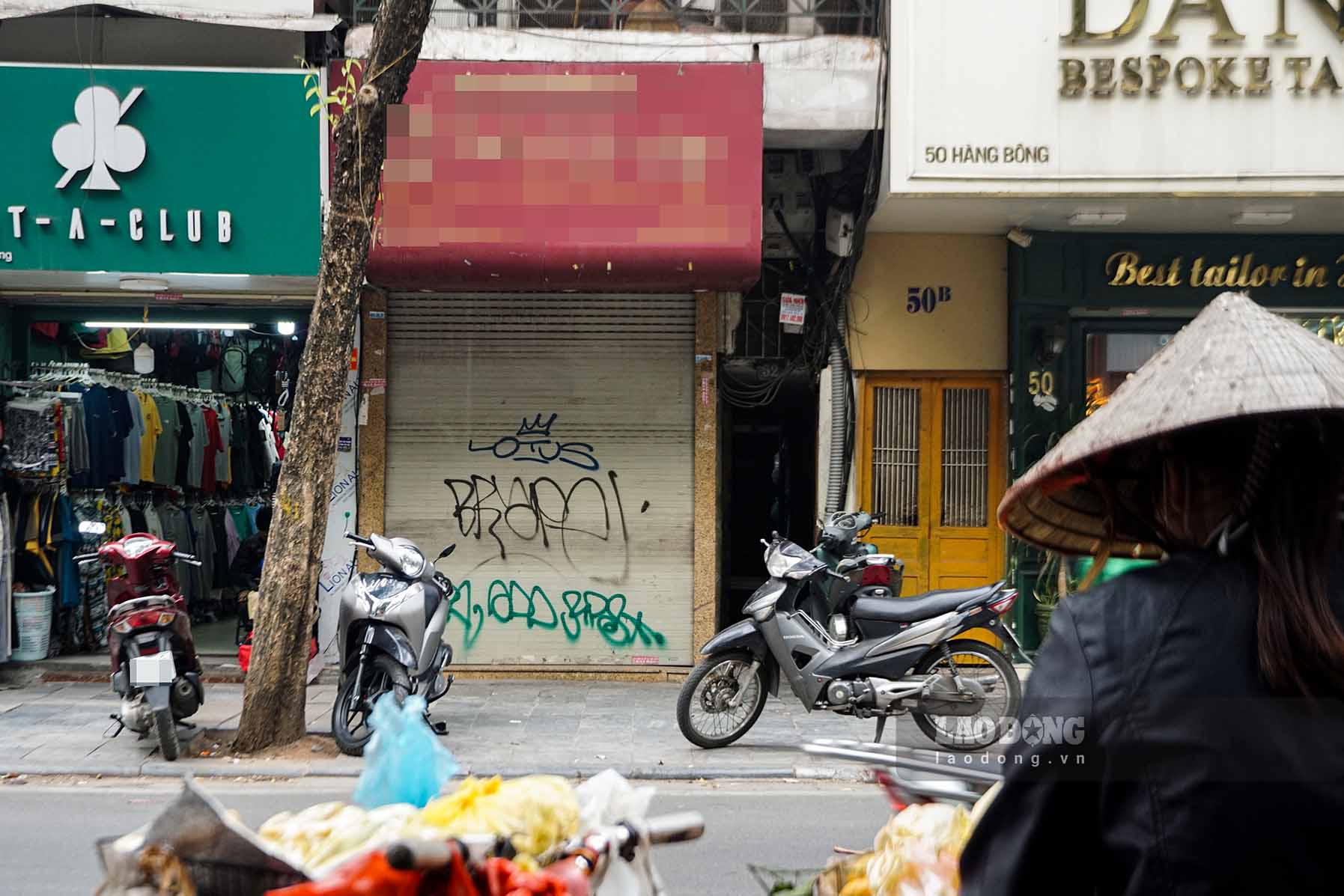 Theo ghi nhận của Lao Động, dù là thời điểm cuối năm, nhu cầu mua sắm của người tiêu dùng tăng cao nhưng các cửa hàng kinh doanh tại phố cổ Hà Nội lại có lượng khách mua thưa thớt.