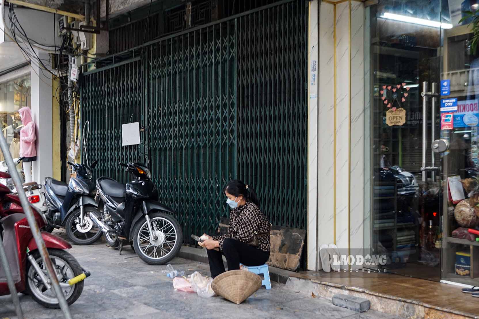 Trên phố Hàng Bông (Hoàn Kiếm), nhiều cửa hàng kinh doanh ảm đạm, đan xen là các ngôi nhà “kín cổng cao tường” chưa tìm được người thuê.