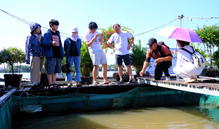 Bắt đầu hành trình khám phá Cồn Sơn - nơi được mệnh danh là “hòn ngọc” giữa dòng sông Hậu, du khách sẽ lắng nghe những câu chuyện về đất và người xứ cồn cũng như các điểm tham quan hấp dẫn.