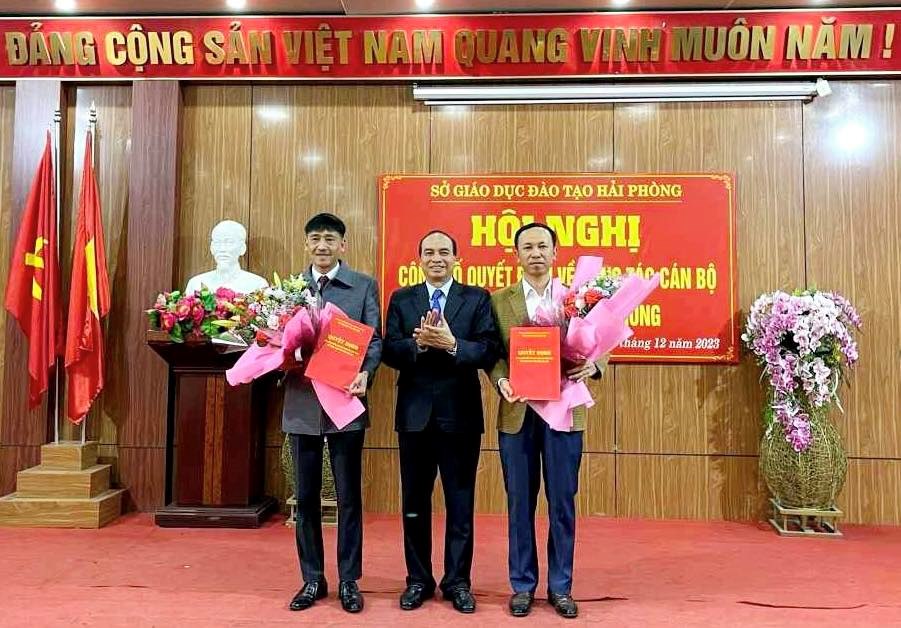 Đại diện lãnh đạo Sở GDĐT trao quyết định công tác cán bộ tại Trường THPT Lê Ích Mộc, THPT Quang Trung. Ảnh: Sở GDĐT Hải Phòng