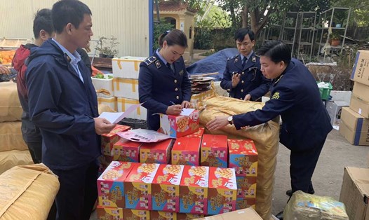 Đội QLTT số 1 - Cục QLTT tỉnh Nam Định kiểm tra hàng hóa. Ảnh: Cục QLTT tỉnh Nam Định