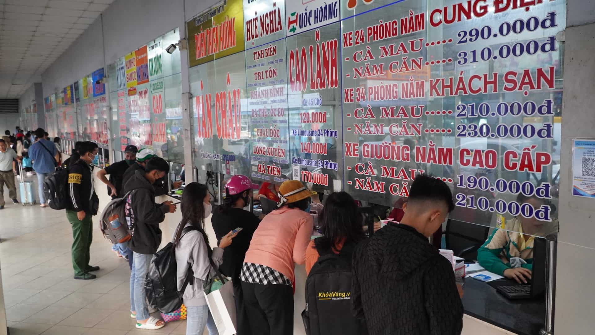 Tại các quầy bán vé liên tục có người ra vào, trong đó một số nha xe lớn như Phương Trang có rất đông người dân xếp hàng chờ tới lượt mua vé. 