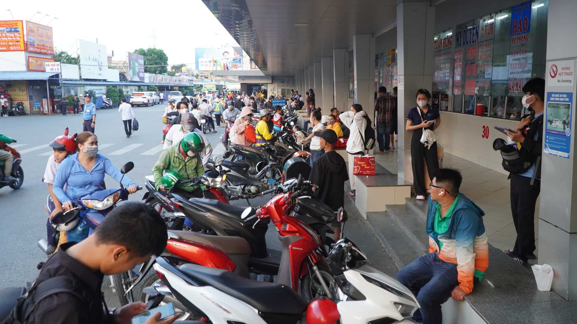 Ghi nhận của Lao Động, tại bến xe Miền Tây (Quận Bình Tân) từ khoảng 17h đã có khá đông người dân đến đây để mua vé, bắt xe rời thành phố. 